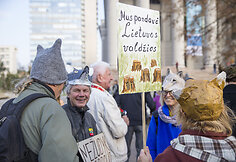 Teatralizuota protesto akcija prie&scaron; medžių kirtimą giriose.