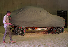 Antanas Juknevičius pristato savo automobilį Dakaro raliui