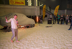 Antanas Juknevičius pristato savo automobilį Dakaro raliui