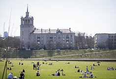 Saulėta sekmadienio popietė Vilniaus centre