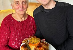 Močiutė Biruta su anūku Romu kartu gamina skaniausius patiekalus