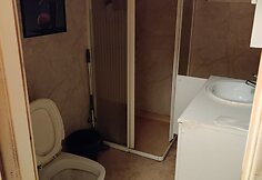 Loreta kartu su vyru atnaujino namus &ndash; vonia prie&scaron; griovimą