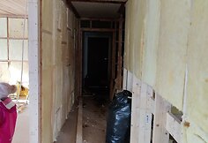 Loreta kartu su vyru atnaujino namus &ndash; koridorius prie&scaron; renovaciją