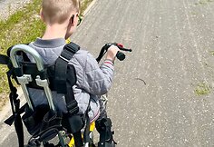 Matui reikia pagalbos, kad jis galėtų vaikščioti savarankiškai