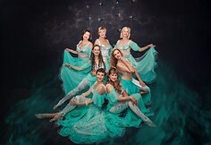 Agnės kartu su pilvo šokėjų grupe