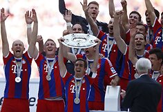 Miuncheno „Bayern“ klubo žaidėjai ir treneriai švenčia pergalę Bundeslygos čempionate