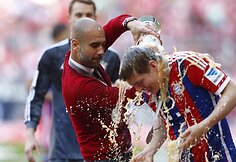 Miuncheno „Bayern“ klubo žaidėjai ir treneriai švenčia pergalę Bundeslygos čempionate