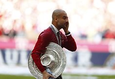 Miuncheno „Bayern“ klubo žaidėjai ir treneriai švenčia pergalę Bundeslygos čempionate