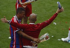 Miuncheno „Bayern“ klubo žaidėjai ir treneriai švenčia pergalę Bundeslygos čempionate