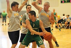 Niujorko „Geležinio vilko“ krašto puolėjas Gilvydas Biruta (Nr. 7) K. Donelaičio lituanistinės mokyklos gynėjų apsuptyje