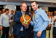 LR ambasados ministras-patarėjas Artūras Vazbys (kairėje) įteikia Naudingiausio žaidėjo (MVP) apdovanojimą Jordanui Mejerui