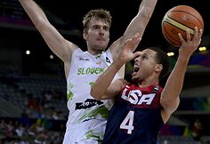 JAV žaidėjas Stephenas Curry prie&scaron; slovėną  Zoraną Dragičių