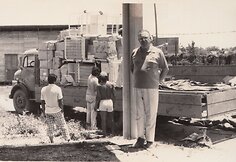 A. Bendoraitis su iš Europos atkeliavusia humanitarine pagalba/ i&scaron; asmeninio A. Bendoraičio archyvo