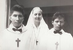 Bendražygė E. Šakėnaitė su pirmaisiais pakrikštytais indėnais, 1965 m./ i&scaron; asmeninio A. Bendoraičio archyvo
