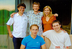2005 m. liepą įsteigiama UAB &bdquo;15min&ldquo;. Jos keturi įkūrėjai &ndash; Tomas Balžekas, Tomas Bindokas, Vytautė &Scaron;maižytė ir Daumantas Mikučionis. Įmonės investuotojas Edvinas Dovydaitis patiki startuolio komanda ir finansuoja &scaron;io veiklą. 