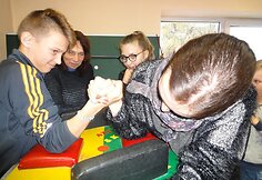 Rankų lenkimo varžybos Kur&scaron;ėnų neįgaliųjų sporto klube &bdquo;Atgaiva&ldquo;