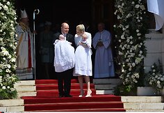 Kunigaik&scaron;tis Albertas II ir kunigaik&scaron;tienė Charlene su dvyniais