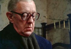Aktorius Alec'as Guinness'as, suvaidinęs Džordžą Smailį
