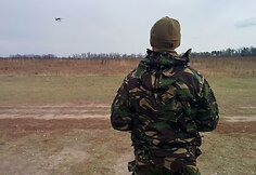Valdyti bepiločius lėktuvus kariai mokosi Kijevo pakra&scaron;tyje.