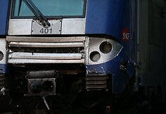 Prancūzijoje traukinys pervažiavo automobilį