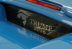 Ant automobilio i&scaron;liko Donaldo Trumpo atributika