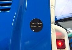 Ant automobilio i&scaron;liko Donaldo Trumpo atributika