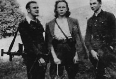 Henriko Ru&scaron;kulio-Liūto vadovaujamo būrio partizanai.I&scaron; kairės H. Ru&scaron;kulis-Liūtas, Antanas Kraujelis-Siaubūnasir Danielius Bružas-Atlantas. 1950 m.