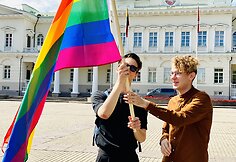 LGBT bendruomenės simbolinė prezidento padrąsinimo akcija &ndash; piketas