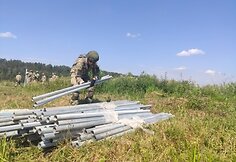 Kariuomenė pasienyje su Baltarusija pradėjo tiesti spygliuotos vielos užtvarą
