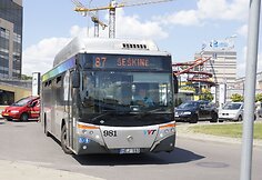 Autobusai nepravažiuoja dėl stovinčių automobilių