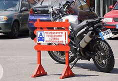 Autobusai nepravažiuoja dėl stovinčių automobilių