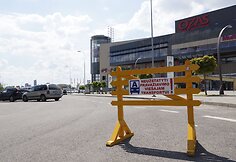 Autobusai nepravažiuoja dėl stovinčių automobilių