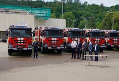 Ugniagesiams gelbėtojams perduotos naujos gaisrinės automobilinės cisternos ir lengvieji automobiliai