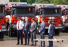 Ugniagesiams gelbėtojams perduotos naujos gaisrinės automobilinės cisternos ir lengvieji automobiliai