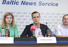 G.Landsbergio ir iniciatyvinės grupės dėl para&scaron;ų rinkimo prie&scaron; Baltarusijos AE atstovų spaudos konferencija