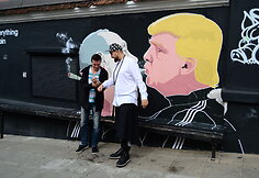 Atnaujintas grafitis su Donaldo Trumpo ir Vladimiro Putino bučiniu