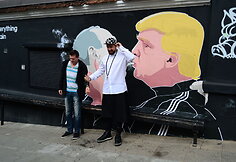 Atnaujintas grafitis su Donaldo Trumpo ir Vladimiro Putino bučiniu