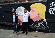 Atnaujintas grafitis su Donaldo Trumpo ir Vladimiro Putino bučiniu