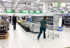 Paskelbus apie „Prismos“ uždarymą lietuviai šluoja parduotuvės lentynas