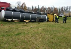 Vengdamas susidūrimo su lengvuoju automob, vilkikas su cisterna nuslydo nuo kelio ir apvirto 