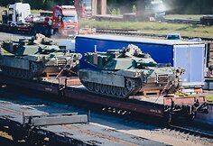 Į Gaižiūnų geležinkelio stotį atvykusi JAV karinė technika (tankai &bdquo;Abrams&ldquo;) ruo&scaron;iami transportavimui į Ruklos karinėje įguloje esančius padalinius.