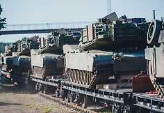 Į Gaižiūnų geležinkelio stotį atvykusi JAV karinė technika (tankai &bdquo;Abrams&ldquo;) ruo&scaron;iami transportavimui į Ruklos karinėje įguloje esančius padalinius.
