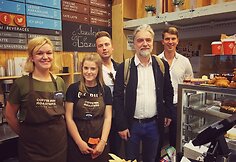 Projekto &bdquo;Vaidilos klasika&ldquo;&nbsp;dalyvis Petras Geniu&scaron;as kartu su savo sūnumi Luku Geniu&scaron;u atvirai diskusijai ir pokalbiui persikėlė į Vilniaus g. esančią kavinę.