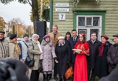 Penktadienį sostinės Žvėryno Karaimų gatvėje atidengtas gatvės puo&scaron;ybos elementas karaimų kalba