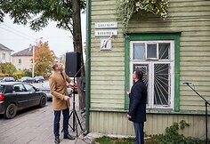 Penktadienį sostinės Žvėryno Karaimų gatvėje atidengtas gatvės puo&scaron;ybos elementas karaimų kalba