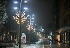 Kaunas puo&scaron;iasi Kalėdoms: sužibo keli kilometrai girliandų ir tūkstančiai dekoracijų