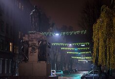 Kaunas puo&scaron;iasi Kalėdoms: sužibo keli kilometrai girliandų ir tūkstančiai dekoracijų