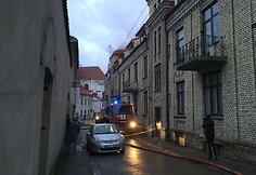  Pranci&scaron;konų g. 6 i&scaron; keturių auk&scaron;tų gyvenamojo namo pastogės veržiasi dūmai
