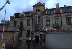 Pranci&scaron;konų gatvėje i&scaron; 4 auk&scaron;tų gyvenamojo namo pastogės veržiasi dūmai