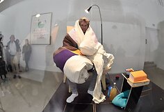 Abrahamas Poinchevalis nusprendė tapti &bdquo;žmogumi vi&scaron;ta&ldquo; ir i&scaron;perėti kiau&scaron;inius už stiklinės vitrinos Paryžiaus modernaus meno centre.
